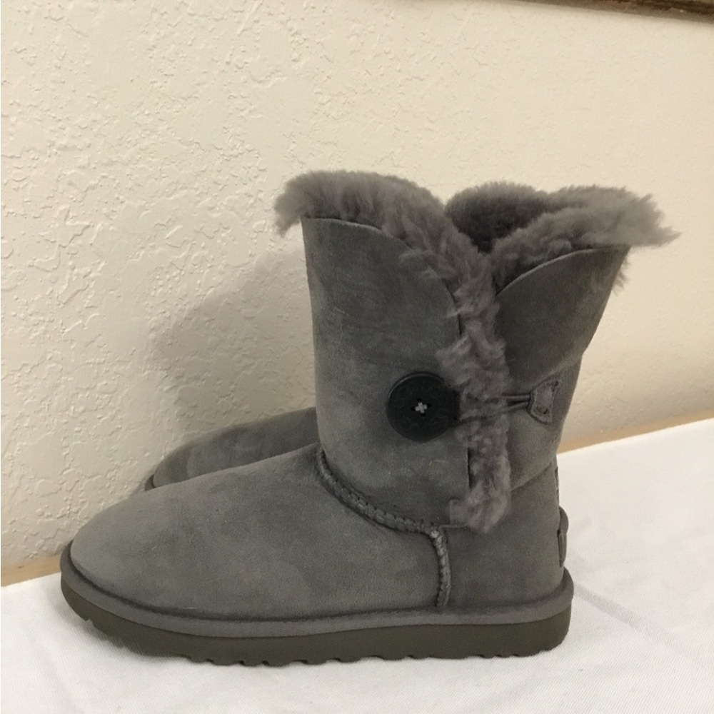 Ugg Bailey Button Short gray boots size 6
